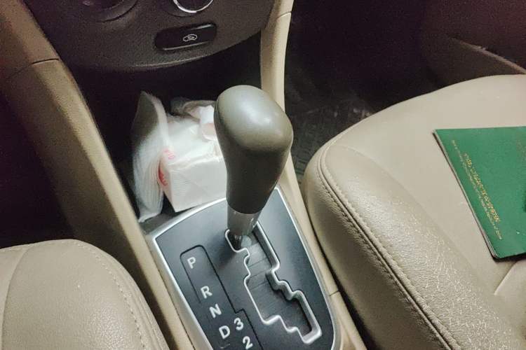 Used Hyundai Verna (older generation) 2011 Hatchback 1.4L Automatic Fashion GT Gear Lever