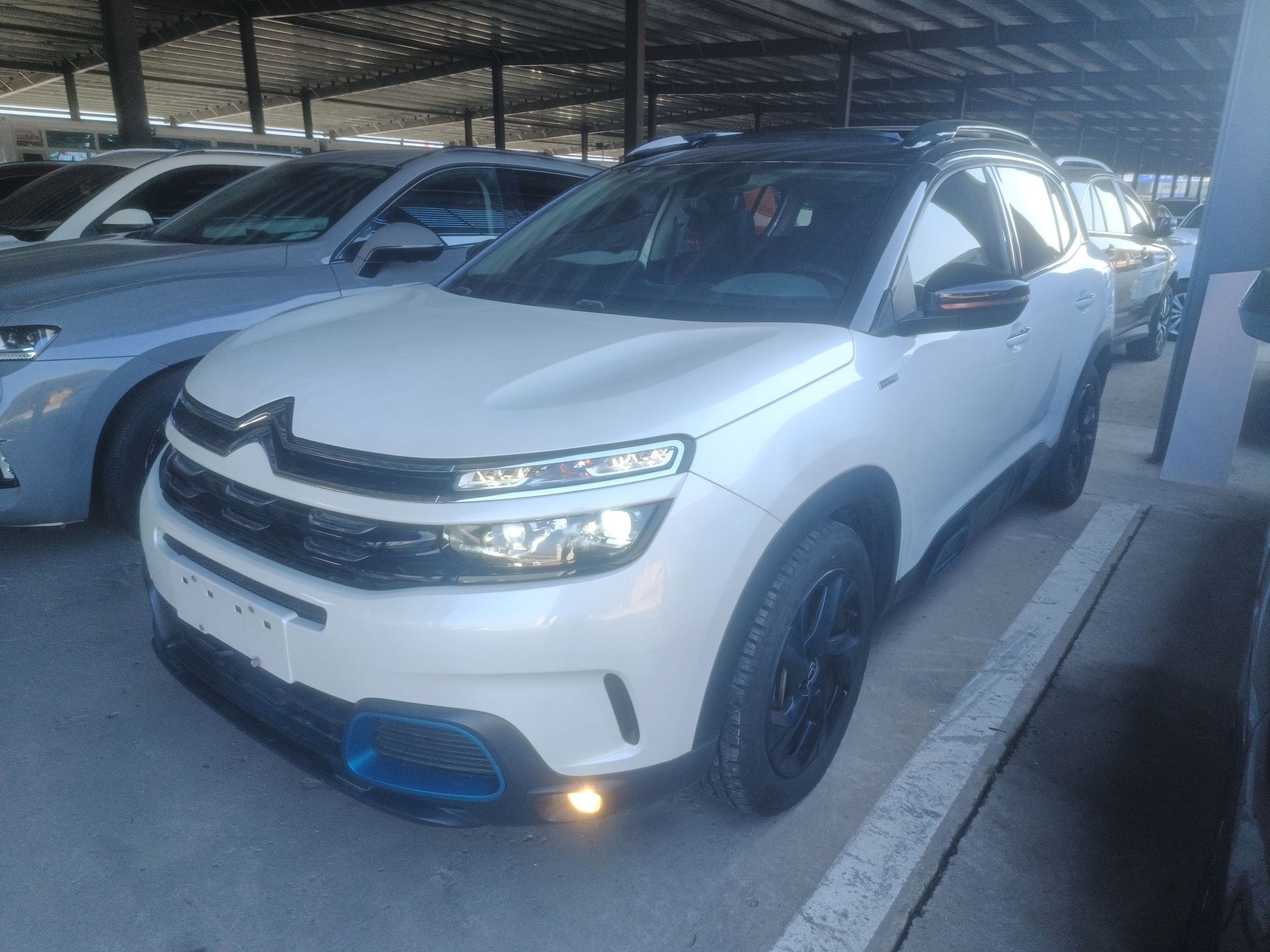 Под передней частью автомобиля