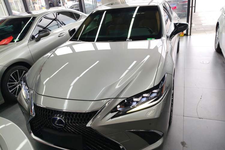 Used Lexus ES 2021 300h Deluxe Edition
