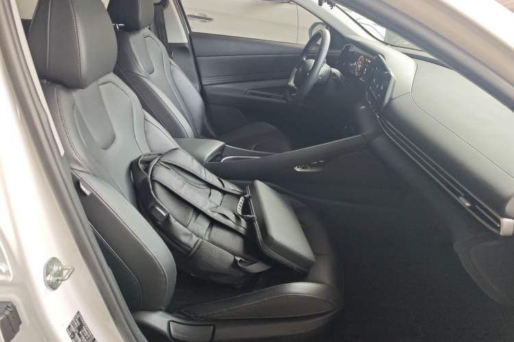 Used Hyundai Elantra 2021 1.5L CVT LUX Prestige Edition Right Front Seat