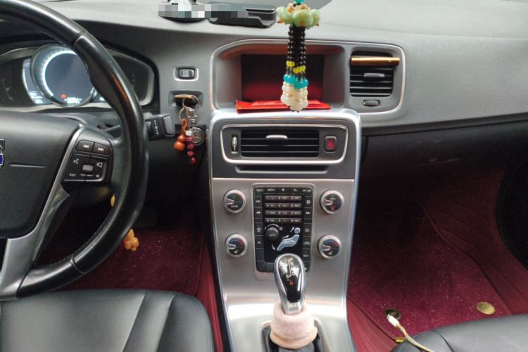 Used Volvo S60 2015 S60L 2.0T Zhiyuan Edition
