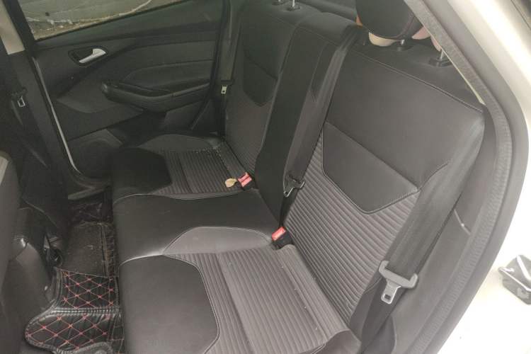 Used Ford Focus 2015 Sedan 1.6L Manual Fashion Edition
