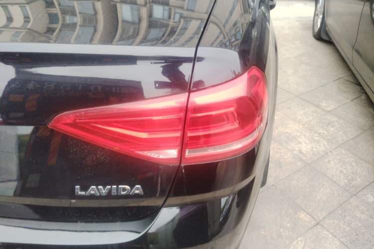 Used Volkswagen Lavida 2015 1.6L Automatic Fashion Edition Right Rear Taillight