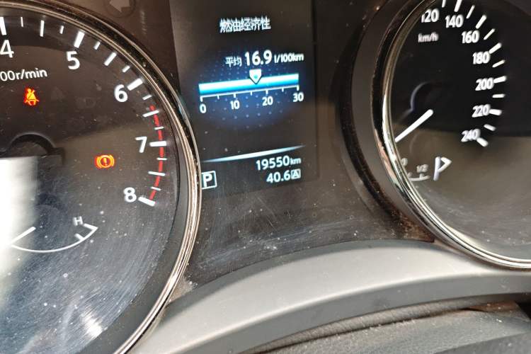 Used Nissan X-Trail 2015 2.0L CVT Comfort MAX Edition 2WD Odometer Close Up