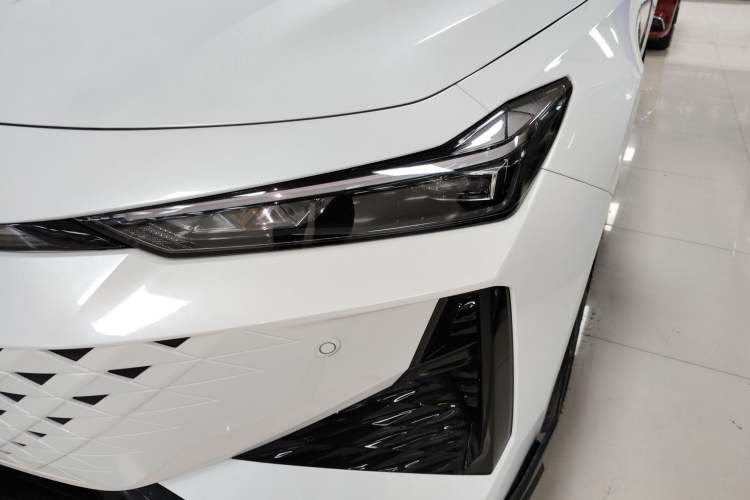 Used CHANGAN UNI-V 2025 1.5T 500Bar Prestige Sporty Version
