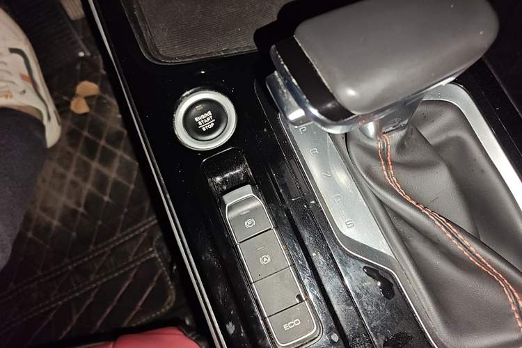 Used Baojun RC-6 2019 1.5T CVT 24-Hour Online Luxury Edition Gear Lever