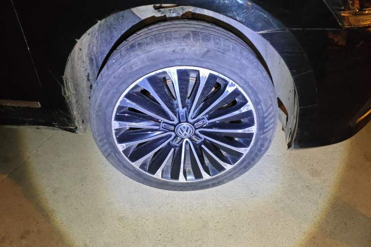 Used Volkswagen Passat 2017 330TSI DSG Prestige Edition Right Front Wheel Hub