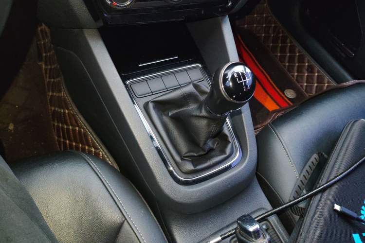 Used Volkswagen Sagitar 2015 1.6L Manual Comfort Model Gear Lever