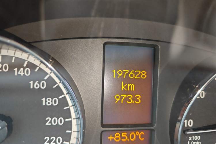 Used Mercedes-Benz Viano 2011 2.5L Luxury Edition Odometer Close Up