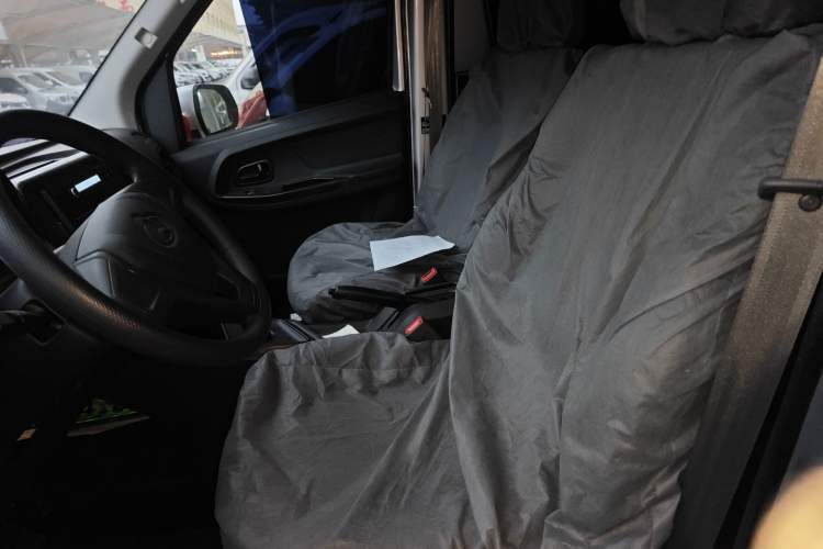 Used Chana Ruixing EM80 2025 Passenger Version Comfort Model 6 Seats 260 km Twin-Door Design 60 kW