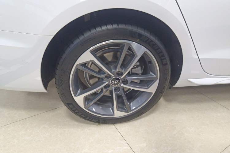 Used Audi A4L 2025 2 Million Units Enjoyment Version 40 TFSI Stylish and Dynamic Type Right Rear Wheel Hub