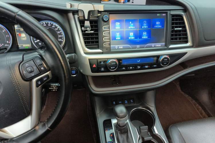 Used Toyota Highlander 2018 2.0T Four-Wheel Drive Luxury Version 7 Seats China VI Standard Audio And AC Panel