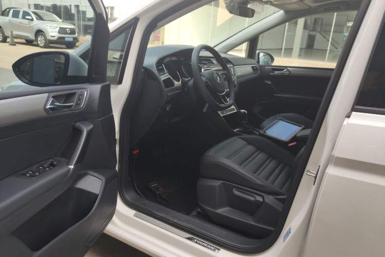 Used Volkswagen Touran 2018 Volkswagen Touran L 280TSI DSG Comfort Edition 7 Seats China VI Standard
