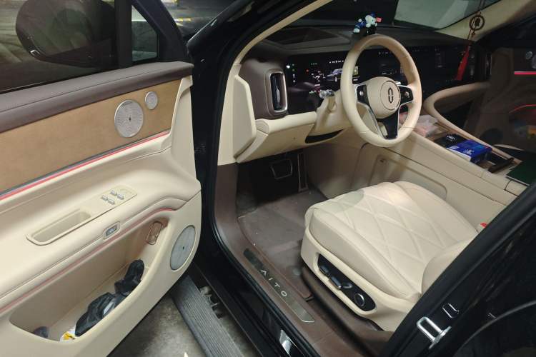 Used Hima AITO M9 2025 Extended-Range Ultra Version 52 kWh 6-Seater
