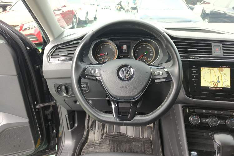 Used Volkswagen Tiguan L 2019 Updated Version 330TSI Automatic Two-Wheel Drive Panoramic Comfort Edition China VI Standard Steering Wheel
