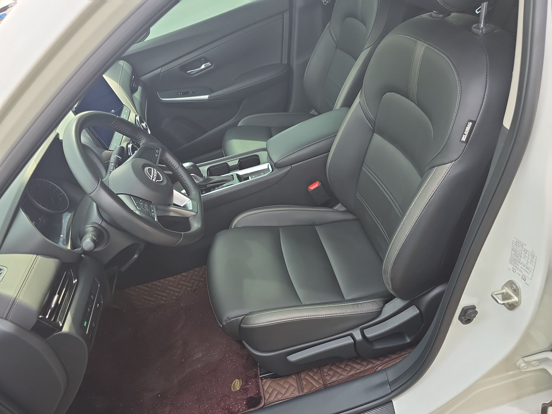 المقاعد الأمامية داخل السيارة