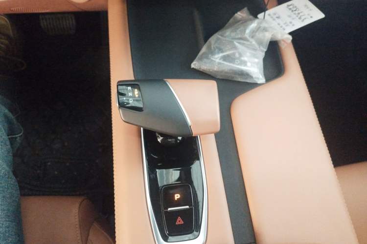 Used CHANGAN UNI-Z 2025 1.5T Premium Edition Gear Lever