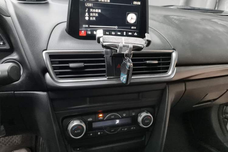 Used Mazda 3 Axela 2017 Hatchback 2.0L Automatic Sport Model China V Emission Standard Audio And AC Panel