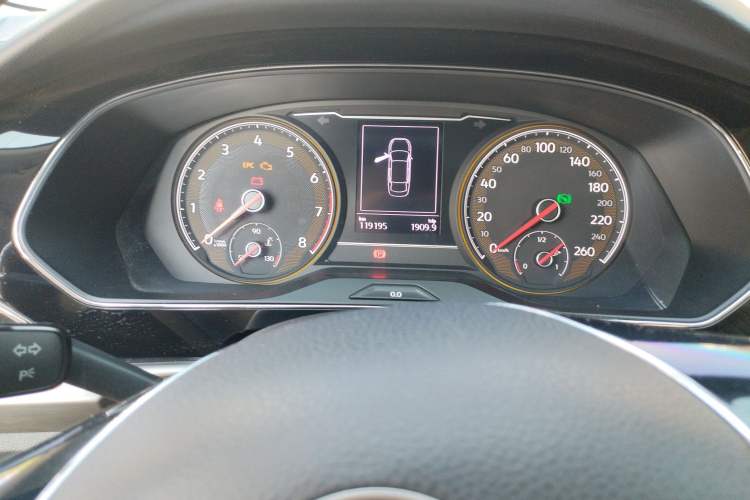 Used Volkswagen Passat 2019 280TSI Business Edition China VI Odometer Close Up