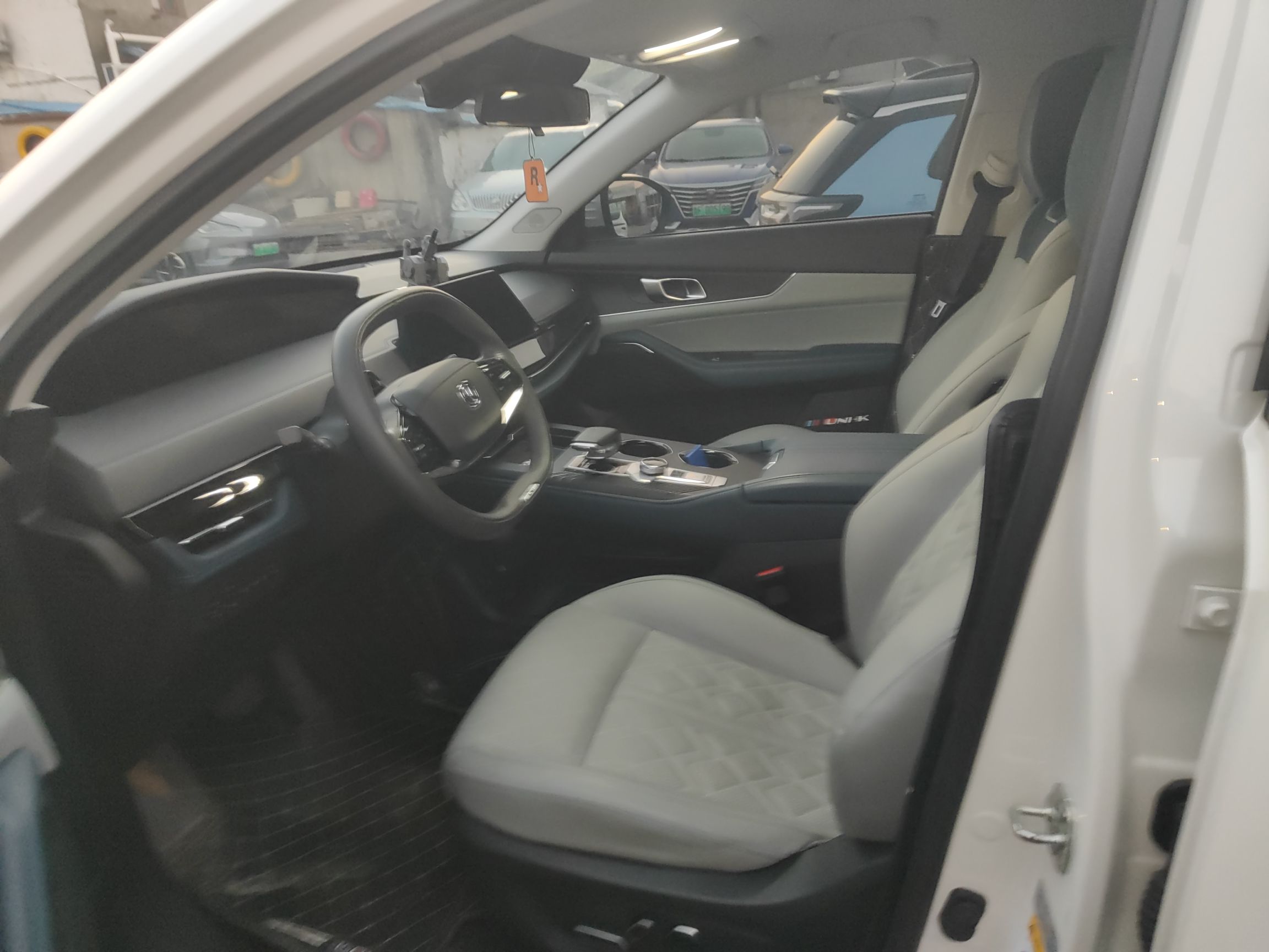 Переднее сиденье в автомобиле