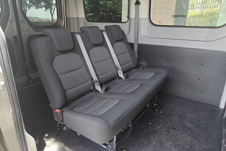 Used SAIC MAXUS Xintu V90 2022 2.0T AMT Yunjie Front-Wheel-Drive Short Wheelbase Mid-Roof Design with Single Rear Tire and 6 Seats