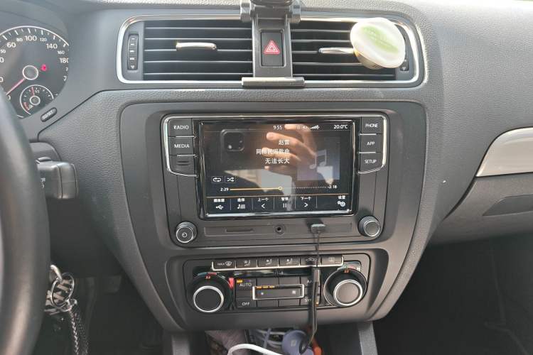 Used Volkswagen Sagitar 2014 1.4TSI Automatic Luxury Model Audio And AC Panel