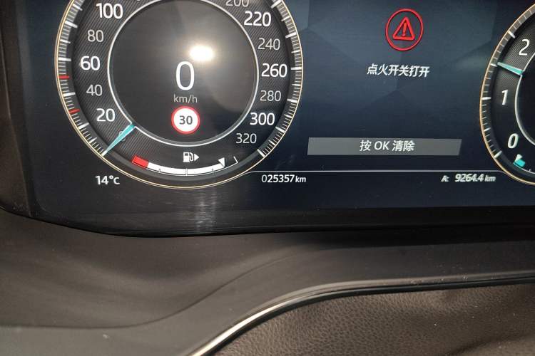 Used Jaguar XFL 2023 XFL 2.0T P250 Two-Wheel-Drive Prestige Luxury Gold Edition Odometer Close Up