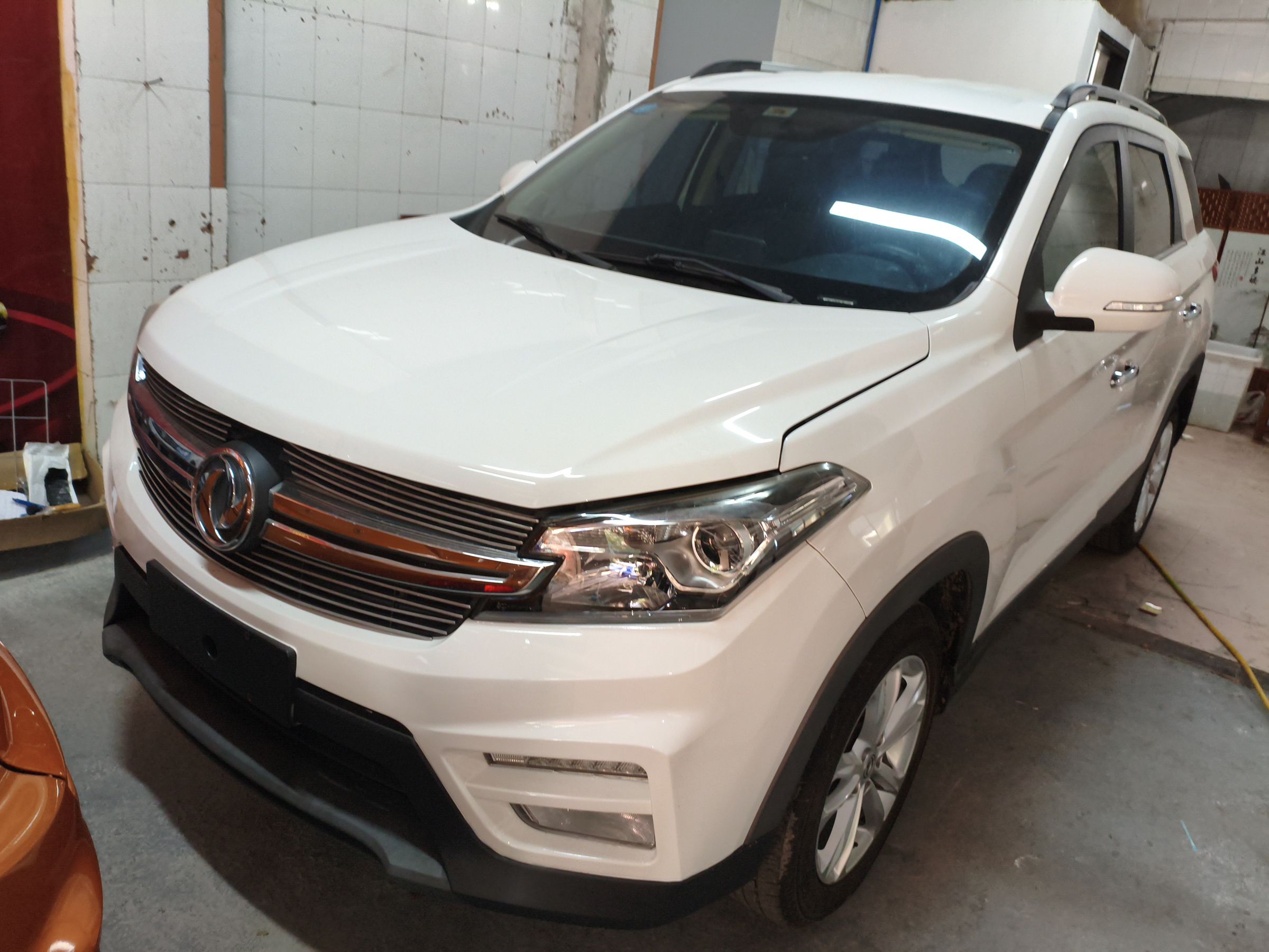 تحت مقدمة السيارة