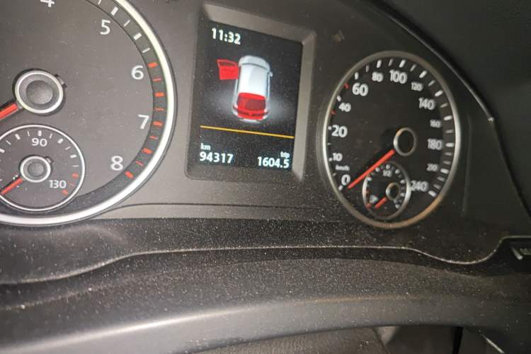 Used Volkswagen Tiguan 2015 1.8TSI Automatic Two-Wheel Drive Luxury Model Odometer Close Up