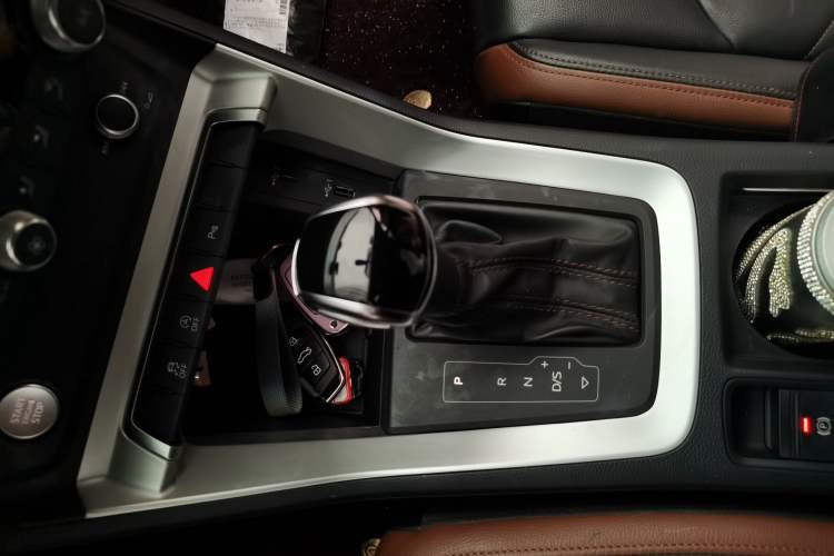 Used Audi Q3 2020 35 TFSI Fashionable and Elegant Model Gear Lever