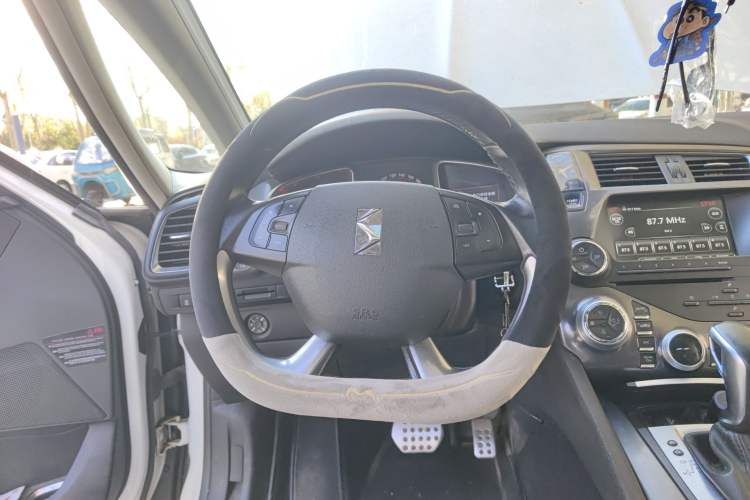 Used DS 5 2013 1.6T Luxury Edition THP200 Steering Wheel