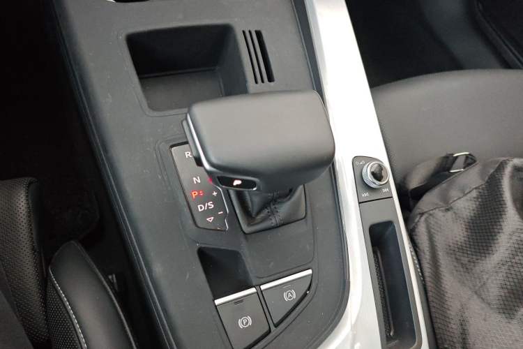Used Audi A4L 2023 40 TFSI Luxury Dynamic Model Gear Lever