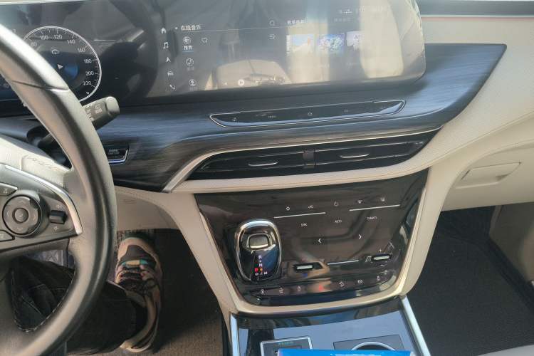 Used Buick GL8 2020 ES Land Cruiser 653T Comfort Edition Audio And AC Panel