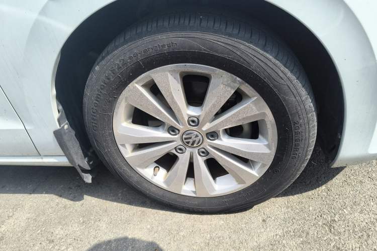 Used Volkswagen Golf Sportsvan 2016 230TSI Automatic Trend Edition Right Front Wheel Hub