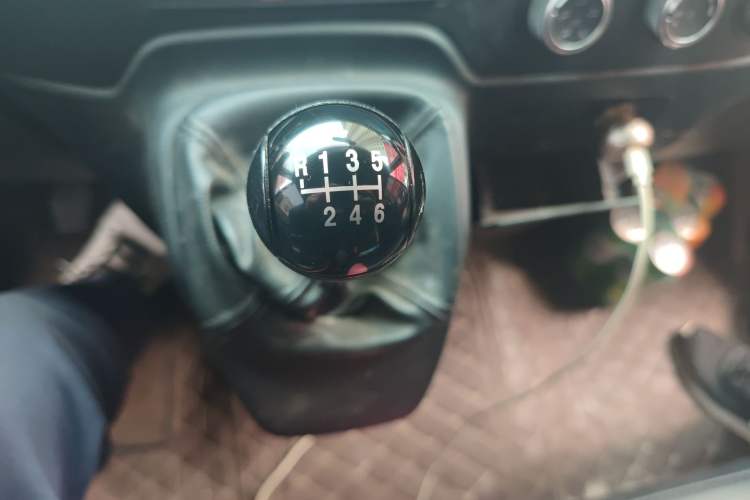 Used JMC Fushun 2023 2.0T Manual Short-Wheelbase Mid-Height Commercial Multi-Purpose 5-Seater Passenger Vehicle Gear Lever