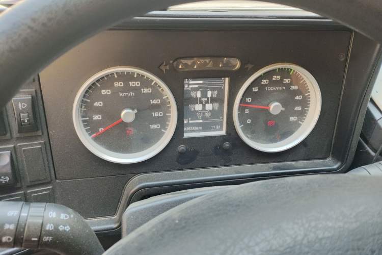 Used Iveco Daily 2021 2.5T A35 M1 Passenger Van 5-9 Seater Short Wheelbase Mid-Roof Design Dual Tires Side Sliding Door Instrument Cluster