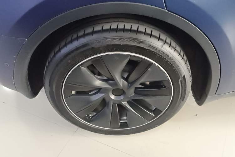 Used Tesla Model Y 2022 Long-Range All-Wheel-Drive Version Right Rear Wheel Hub