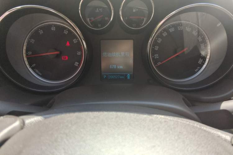 Used Buick Regal 2014 2.0L Leading Fashion Edition Odometer Close Up