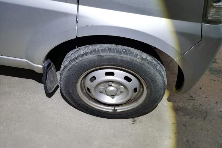 Used BAIC Weiwang 306 2011 1.3L base model 7 seats Right Front Wheel Hub