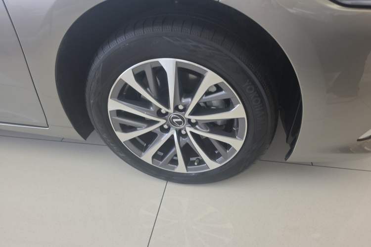 Used Lexus ES 2023 200 Excellence Edition Right Front Wheel Hub