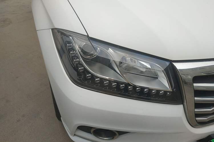 Used Haval H2 2016 Red Label 1.5T Manual Two-Wheel Drive Elite Model Right Front Headlight