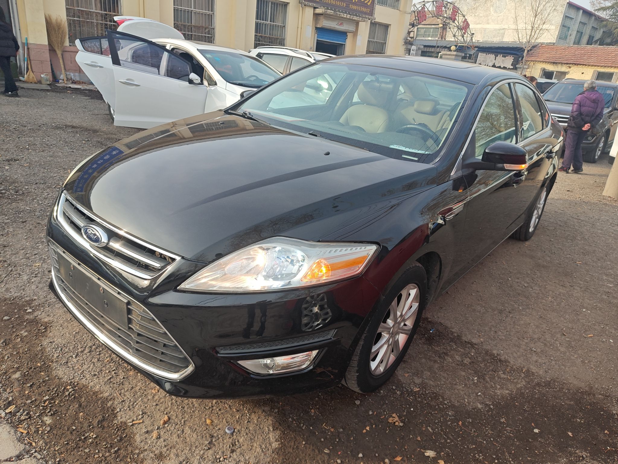 Под передней частью автомобиля