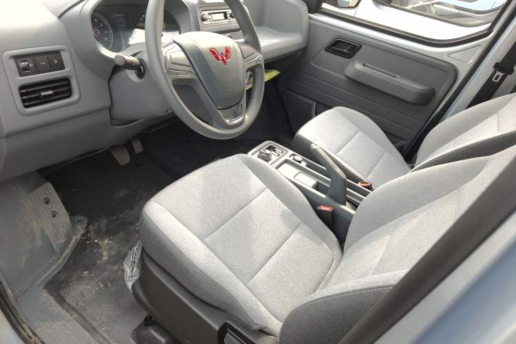 Used Wuling Yangguang 2024 300KM Comfort Version Passenger Van 75kW Left Front Seat