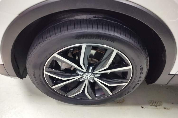 Used Volkswagen Tiguan L 2019 Revised 330TSI Automatic Two-Wheel Drive Smart & Luxury Edition China VI Standard
