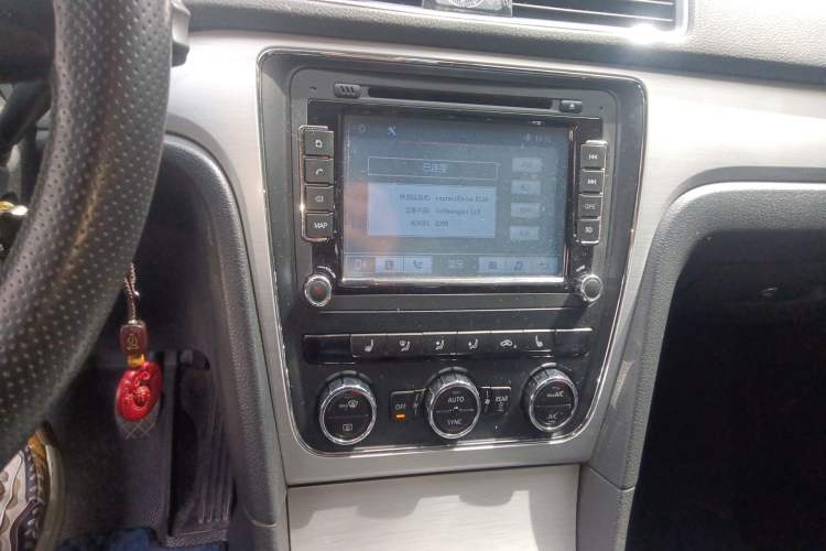 Used Volkswagen Passat 2013 1.4TSI Manual Prestige Edition Audio And AC Panel