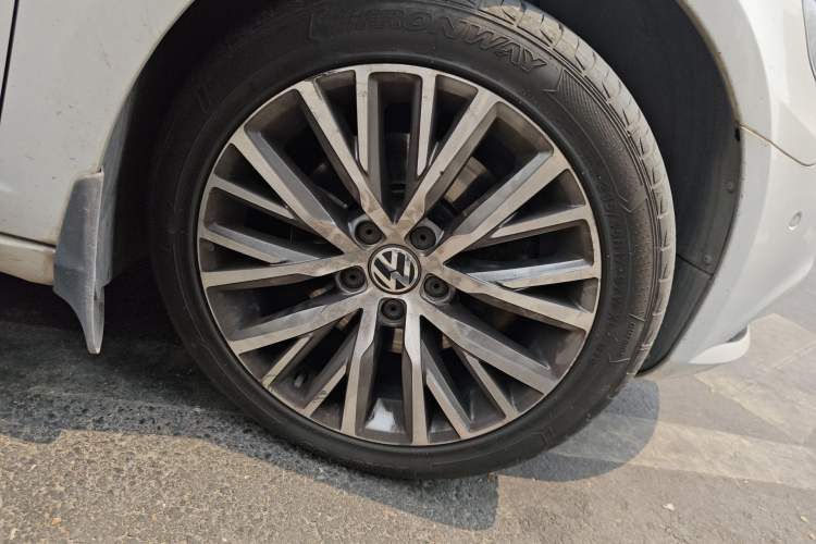 Used Volkswagen FAW-Volkswagen CC 2016 1.8TSI Luxury Model Right Front Wheel Hub
