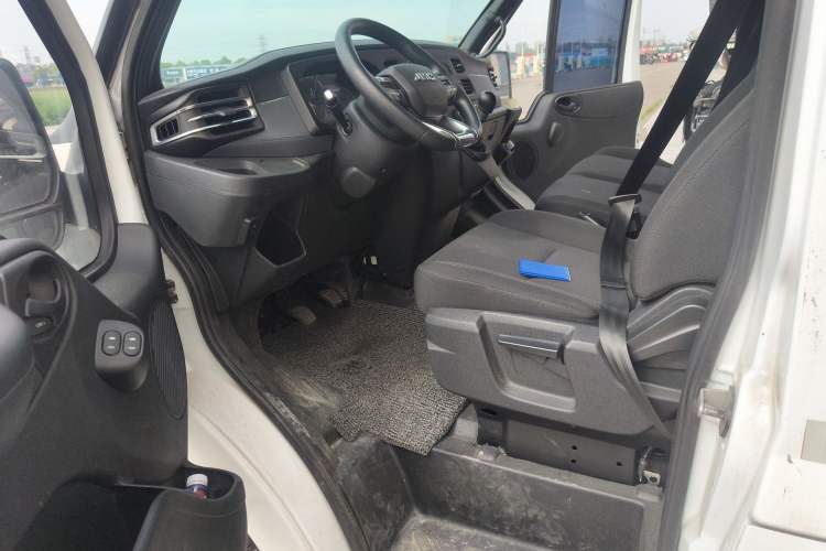 Used JMC Fushun 2022 2.0T Manual Van Short Wheelbase Low Roof 3-Seater Driver Seat