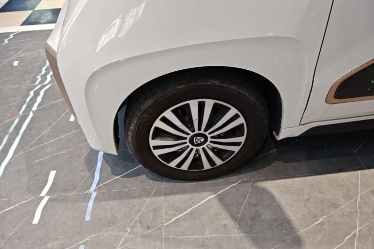 Used Baojun E200 2020 305KM Smart Drive Version Left Front Wheel Hub