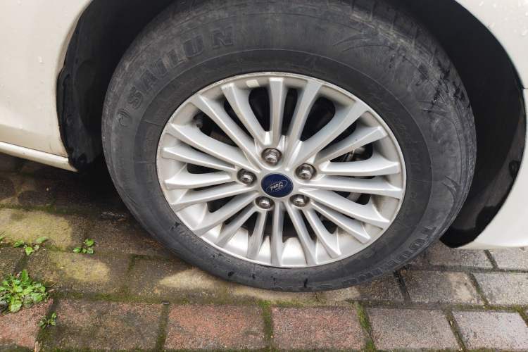 Used Ford Escort 2017 1.5L Manual Comfort Model Right Front Wheel Hub