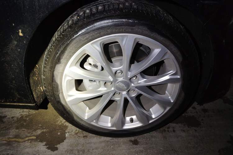 Used Cadillac CT5 2022 28T Luxury Version (Standard Edition) Right Front Wheel Hub